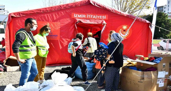 Parklardaki çadırlar Bayraklı'daki alana taşınıyor