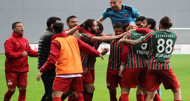 Karşıyaka 10 kişi kaldı, 2 gol attı!