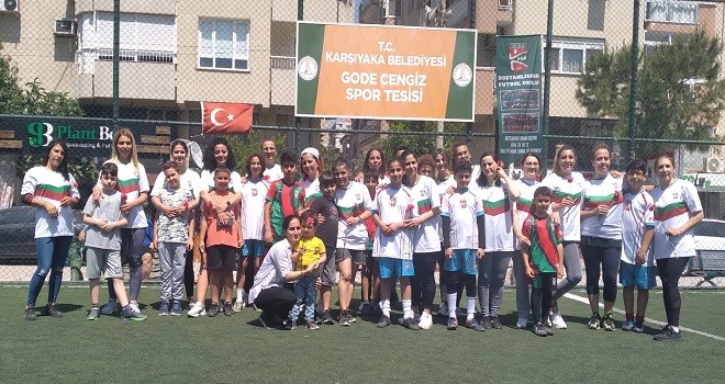 Anneler futbol oynadı…