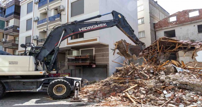 Karşıyaka’da metruk ve riskli binalar yıkılıyor