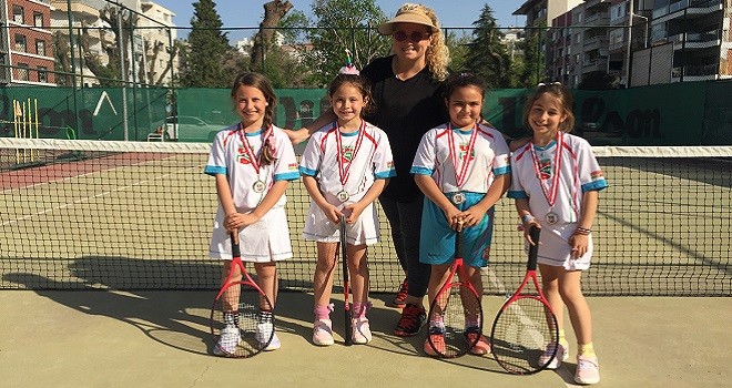 Bostanlıspor’un minik tenisçilerinin ilk madalya heyecanı