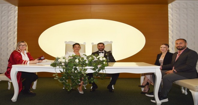 Batmanlı Botan ile Ukraynalı Tatiana Karşıyaka'da dünya evine girdi