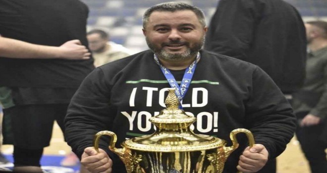 Gençoğlu, Kosova Kupası’nı kaldırdı