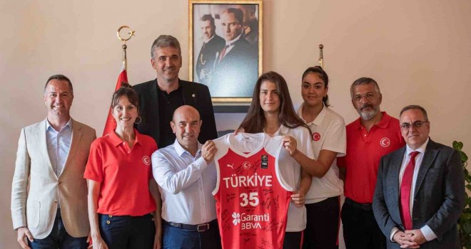 Milli takım oyuncularından Başkan Soyer’e kupa sözü