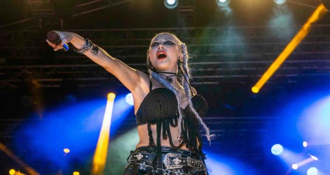 Fuarda Hande Yener rüzgarı...