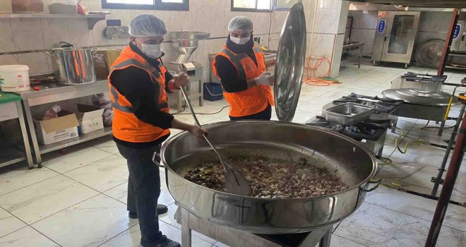 Buca Belediyesi afet bölgesinde mobil mutfak kurdu