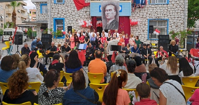 19 Mayıs'ı şarkı, türkü ile kutladılar...