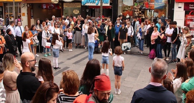 Dünya Sevgi Günü etkinliklerinin 2. gününde çocuklar çarşıyı renklendirdi