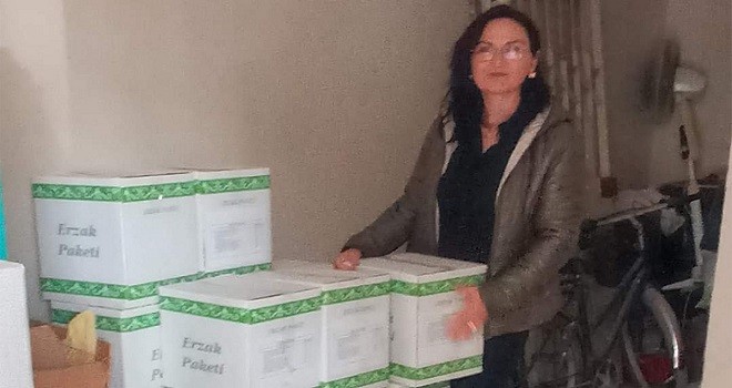 Muhtar adayı Ramazan kolilerini kendi elleri ile dağıttı