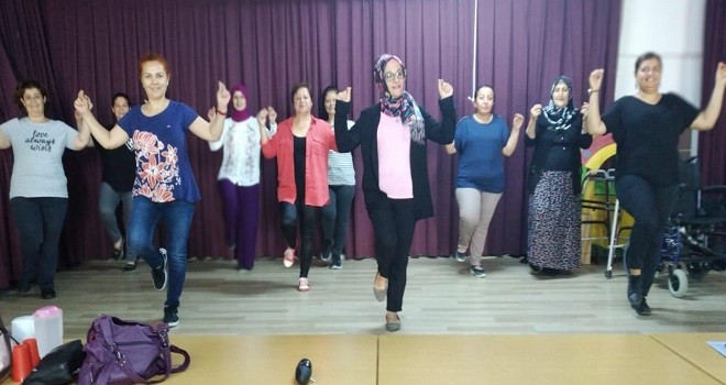 Çocuklarını bekleyen veliler zeybek öğreniyor…