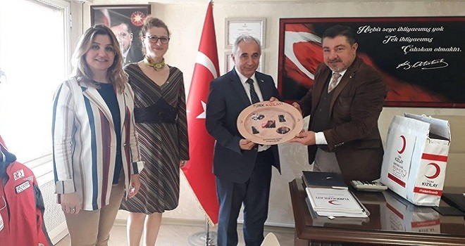 Karşıyaka Kızılay'dan Karşıyaka Halk Eğitim'e plaket...