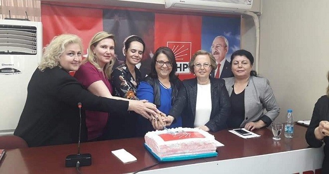 CHP'nin Karşıyakalı kadınları başarılarına pasta kesti