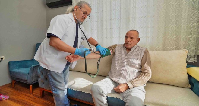 Gaziemir Belediyesi sağlık hizmetleriyle yüzleri güldürüyor