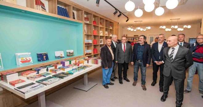 Dört Kitap Kafe İzmirlilerin hizmetinde