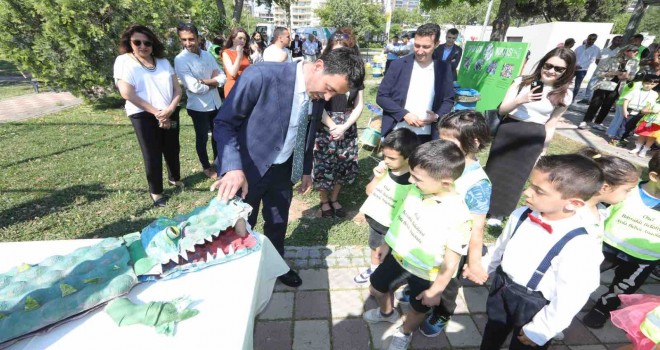 Çocuklar çizdi, belediye çöp kamyonlarıyla ilçe sokaklarına taşıdı