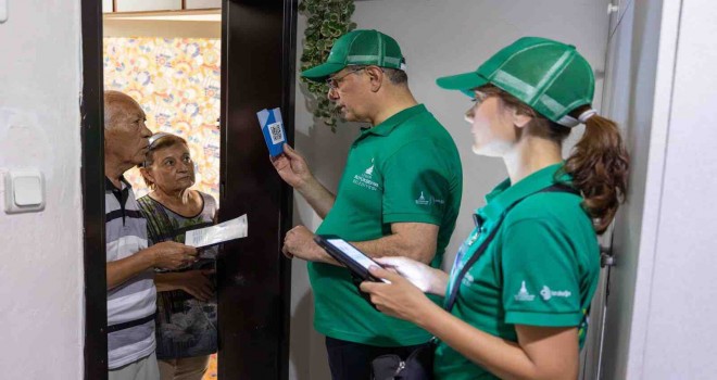 Başkan Tugay ''Dönüşüme Evde Başla'' projesi için QR kodlu poşet dağıttı