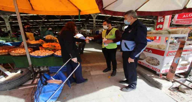 Bayraklı zabıtasından pazar yeri uygulaması