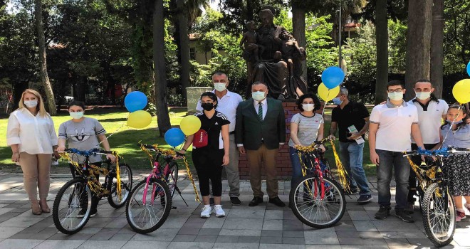 Dünya Bisiklet Günü’nde dereceye giren gençlere hediye