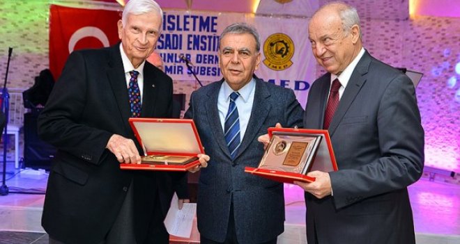 40.yıl onuruna Kocaoğlu'na plaket