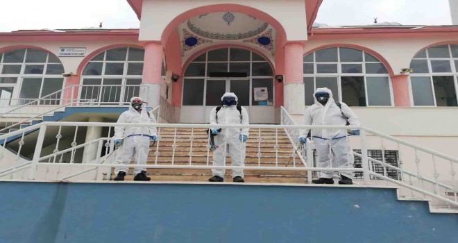 İzmir’de camiler dezenfekte ediliyor