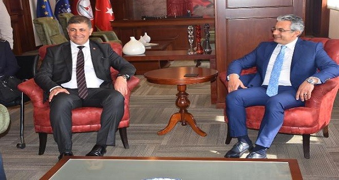 Karşıyaka Belediyesi'nde devir teslim yapıldı...