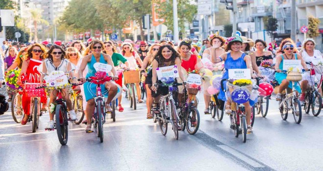 Süslü Kadınlar Karşıyaka'da pedala basacak