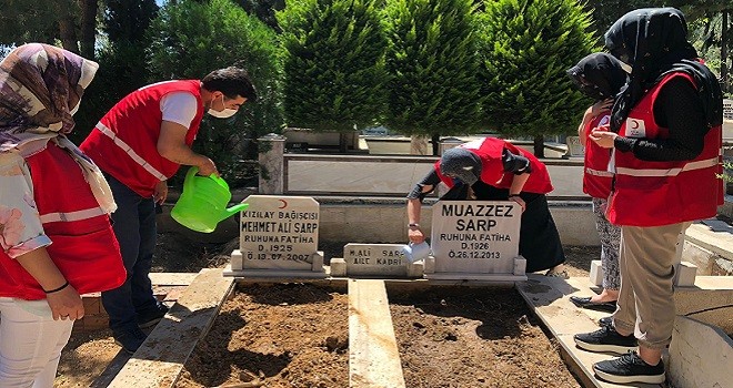 Kızılay Karşıyaka'dan mezar ziyareti...