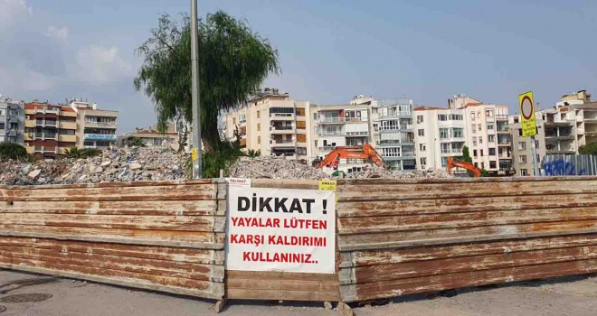 Bostanlı'daki eğik binaların tamamı yıkıldı