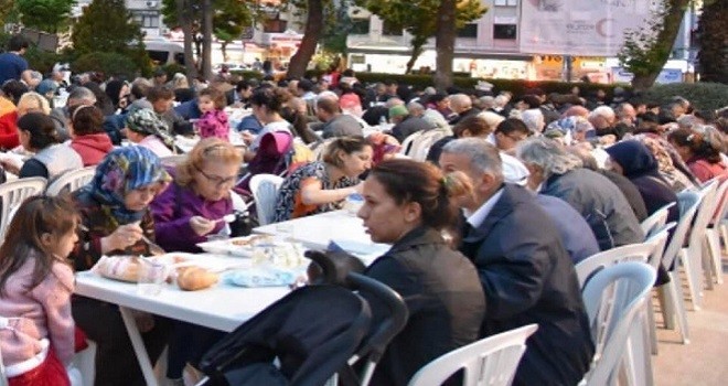 Kızılay'ın Karşıyaka iftarları Ramazan boyunca devam edecek