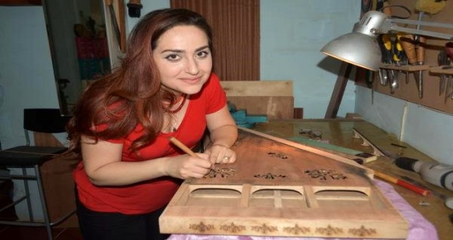 Kızına atık malzemelerden yaptığı enstrümanları çalıyor