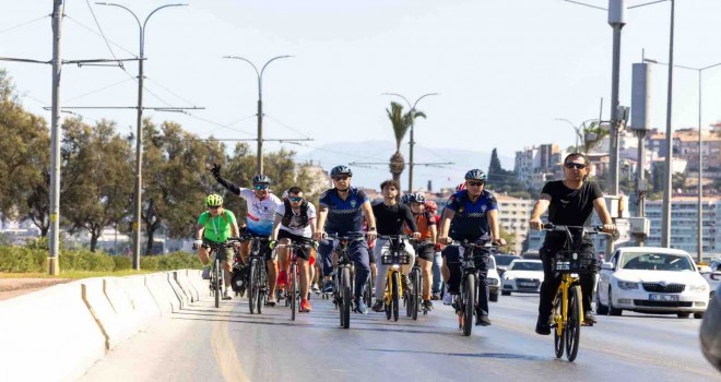 İzmir'de sağlıklı yaşam ve temiz çevre için pedalladılar