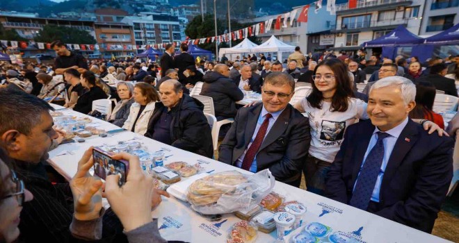 İzmir Büyükşehir'in iftar sofrası bu kez Kemalpaşa'da kuruldu