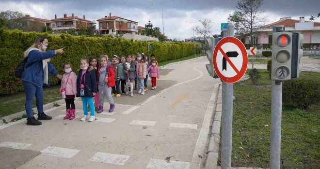 Çeşme Belediyesi’nden anaokulu öğrencilerine trafik eğitimi