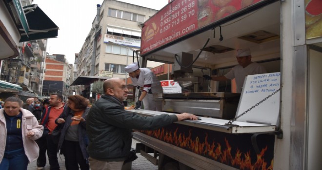 Babası ve şubat ayında vefat eden Karşıyakalılar için lokma döktürdü