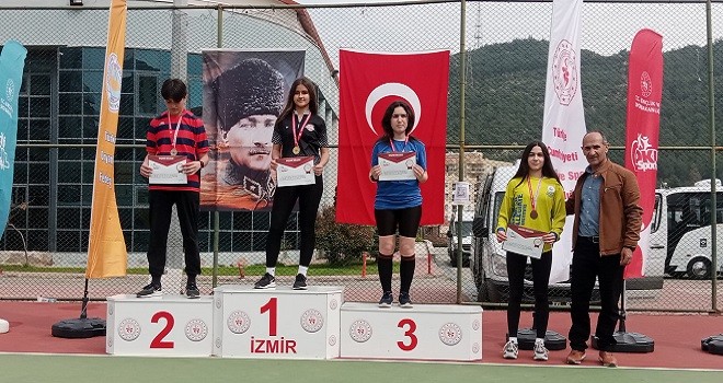 Bostanlısporlu iki sporcu 1.'lik kürsüsünde...