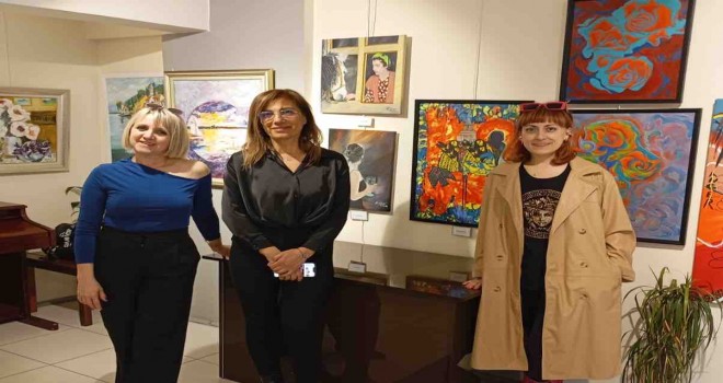 Kadın Ressamlar Sergisi beğeni topluyor...