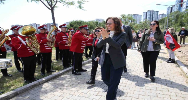 Karşıyaka'da bando sokakları coşturuyor