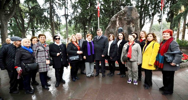 Karşıyaka'da Zübeyde Ana'nın huzurunda 8 Mart anması