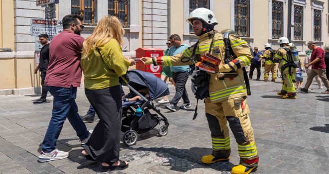 İzmir İtfaiyesi yangınlara dikkat çekmek için sokağa indi