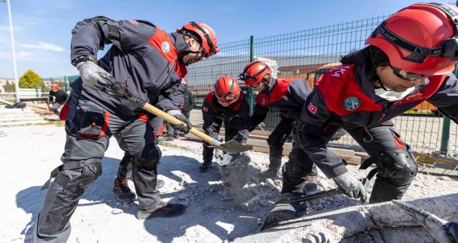 Karşıyaka Belediyesi Arama Kurtarma Ekibi’ne enkaz eğitimi