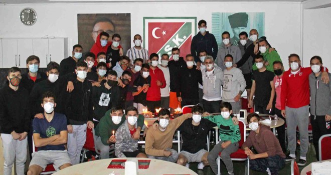 Karşıyaka tam kadro...