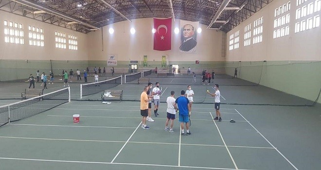 Tenis Temel Antrenör Kursu Karşıyaka'da başladı