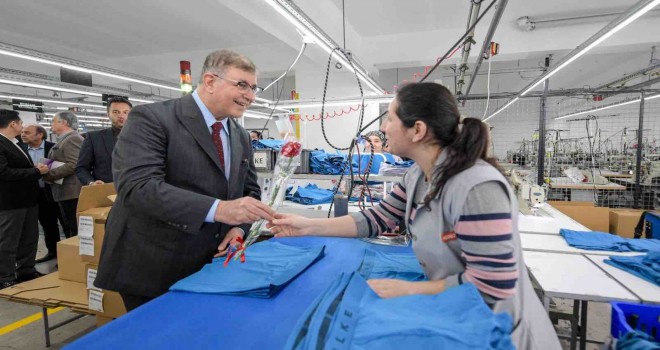 Başkan Tugay emekçi kadınlarla buluştu