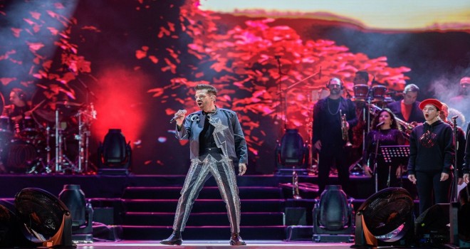 İzmirliler İkinci Yüzyılı Kenan Doğulu ile karşıladı