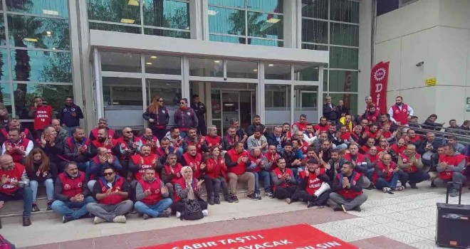 Büyükşehir işçilerinden oturma eylemi