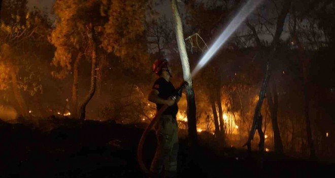 Alevlerle zorlu mücadele...