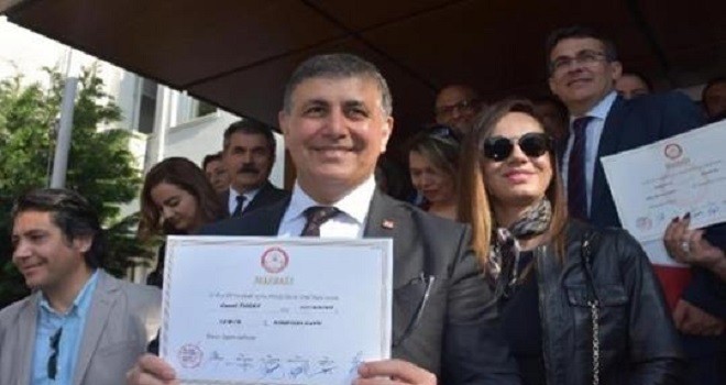 Dr. Cemil Tugay mazbatasını aldı