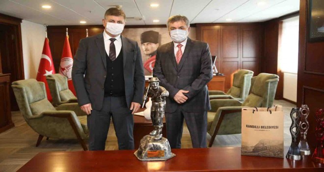 Kardeş belediyeden Başkan Tugay'a ziyaret