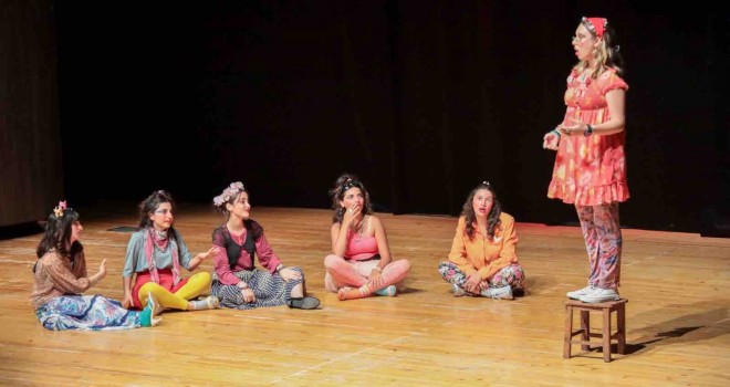 Karşıyakalı tiyatroculara izleyiciden tam not