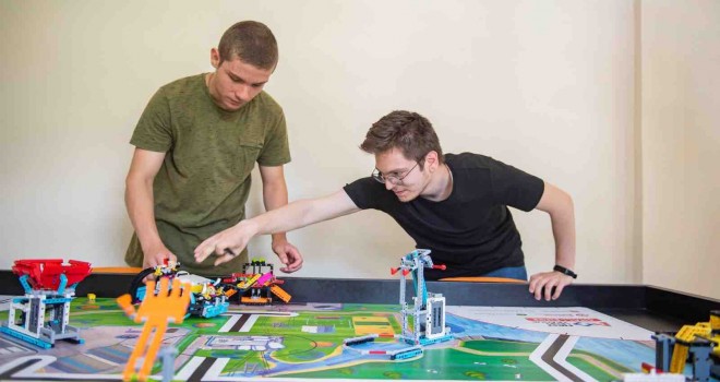 İzmir Büyükşehir Belediyesi’nden gençlere yapay zekâ eğitimi